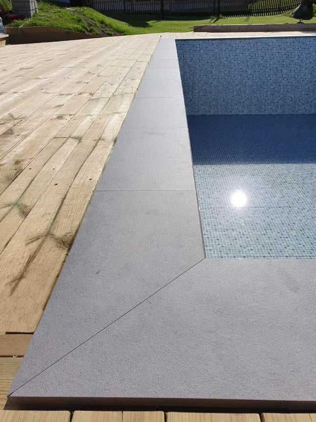 Poolkantsten Ecostone Dark Limegrey Hörn | Stenbolaget.