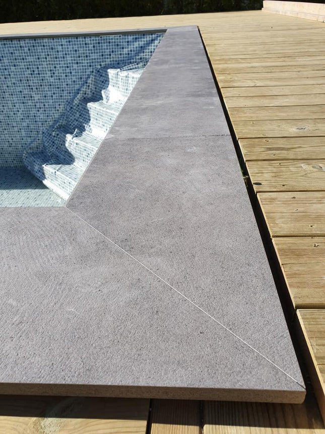 Poolkantsten Ecostone Dark Limegrey Hörn | Stenbolaget.