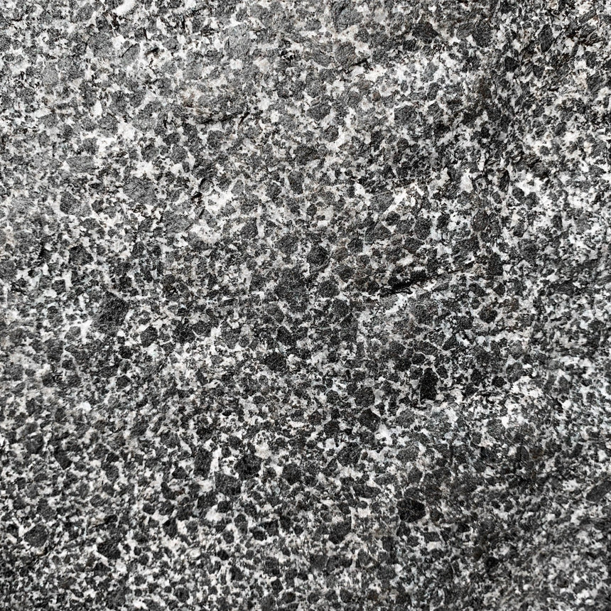 Bergama Granit Grafitgrå Råhuggen Materialprov - Stenbolaget