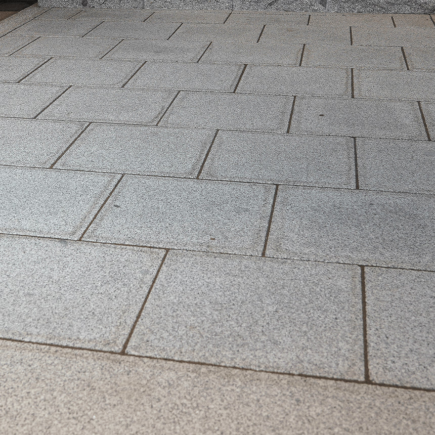 Granithäll Bergama Grå 300x300x30 - Stenbolaget