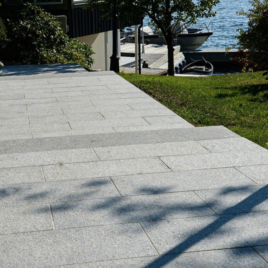 Granithäll Bergama Grå 600x300x30 - Stenbolaget