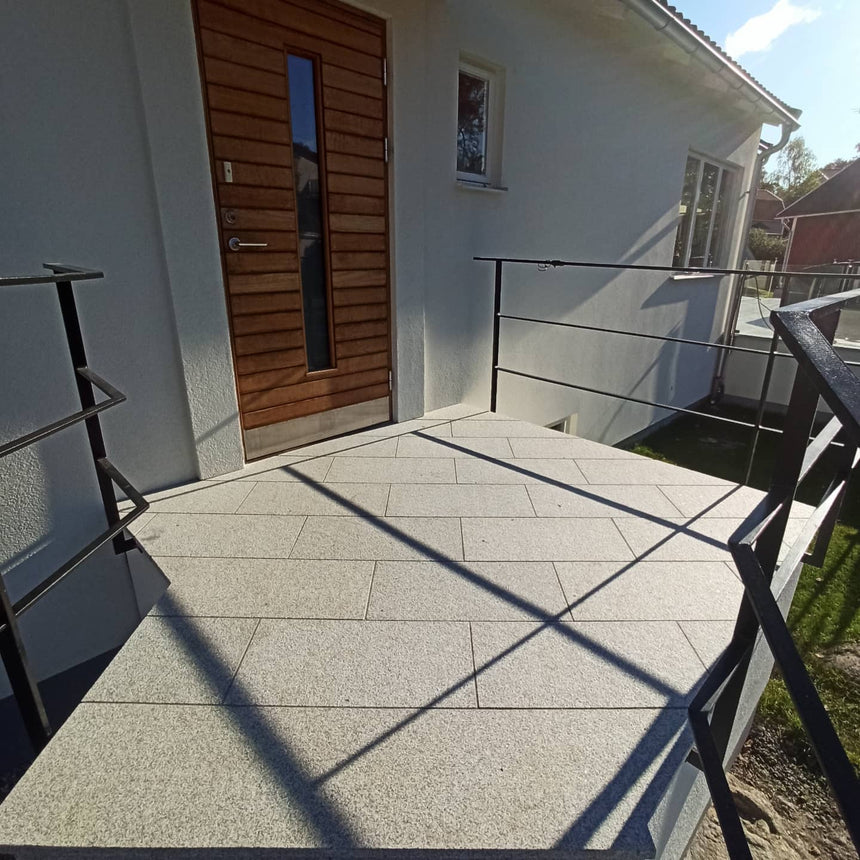 Granithäll Bergama Grå 600x300x30 - Stenbolaget