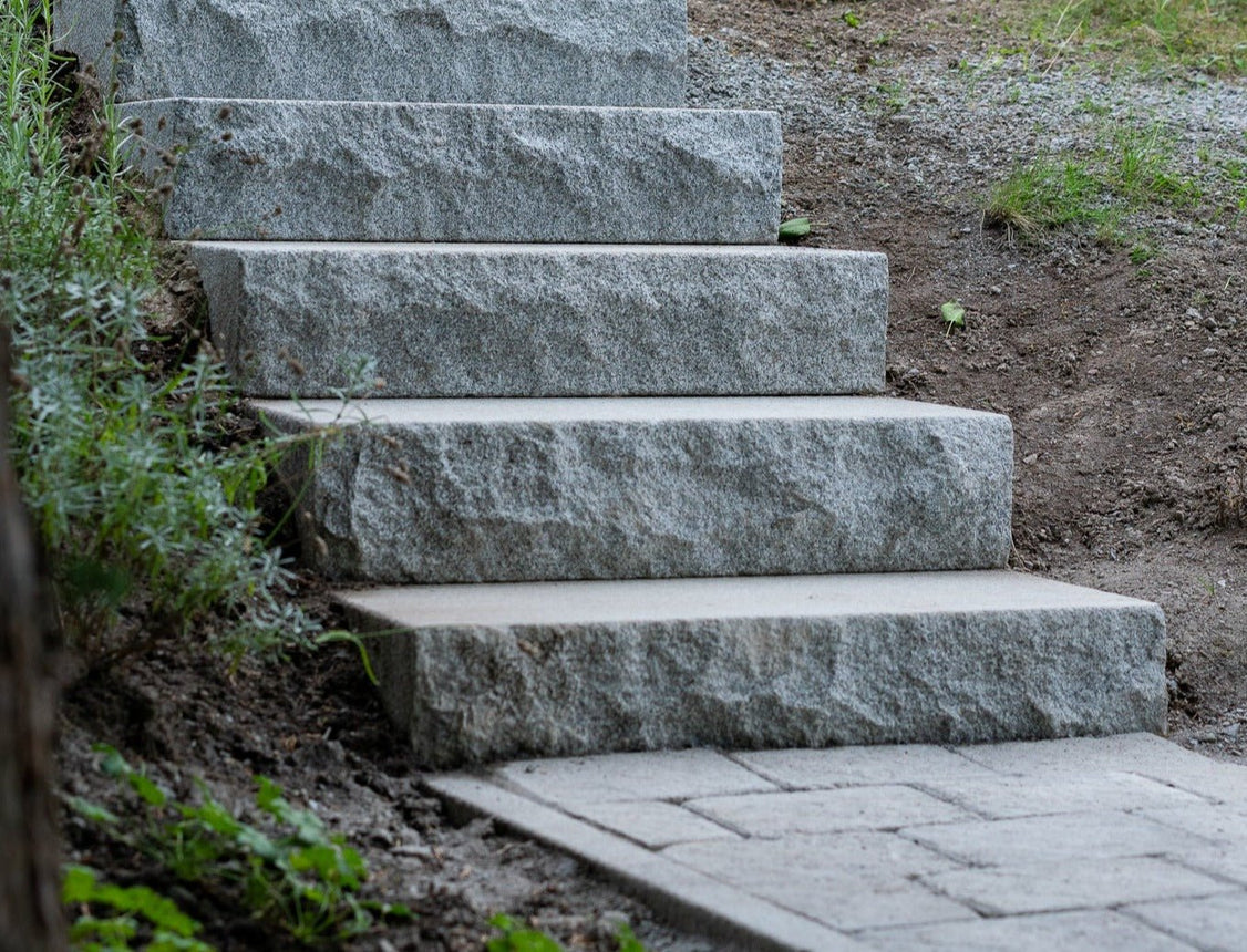 Stentrappa Bergama Granit Premium Grå 1000x350x150 - Stenbolaget