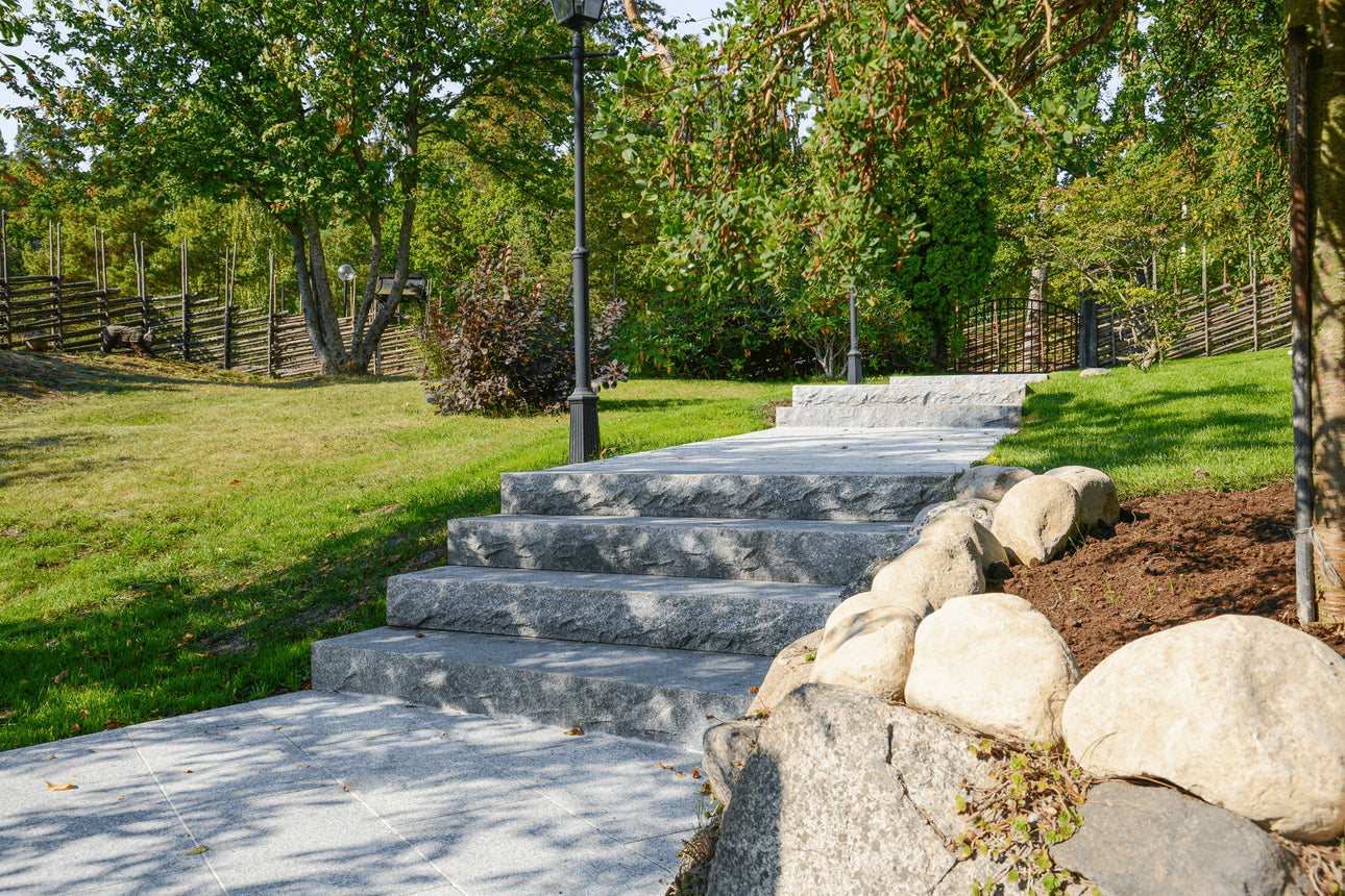 Stentrappa Bergama Granit Premium Grå 2000x350x150 - Stenbolaget